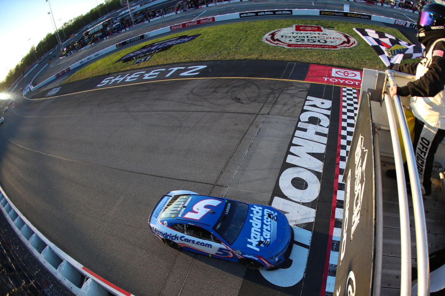 NASCAR Larson vira líder no final e vence em Richmond