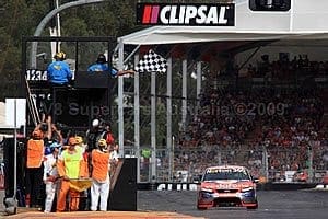 Jamie Whincup domina prova de abertura