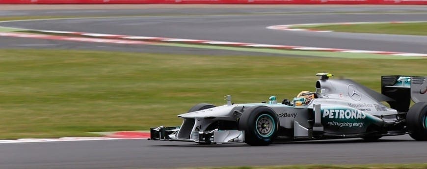 Em casa, Hamilton voa e garante pole position em Silverstone