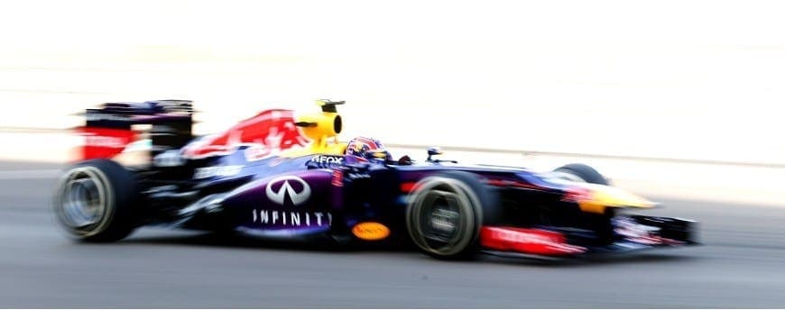 Webber voa no final do treino e conquista pole position em Abu Dhabi