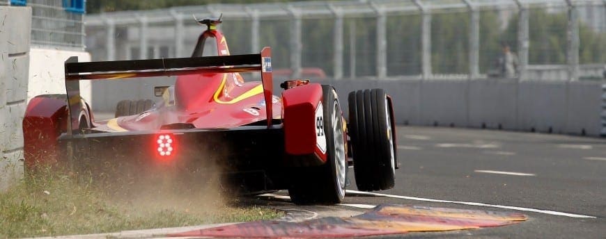 Nelsinho Piquet conquista pontos na primeira corrida da história