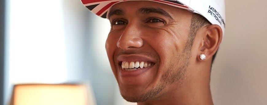 Hamilton vence em Abu Dhabi e é bicampeão mundial