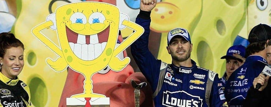 Jimmie Johnson surpreende no final e vence no Kansas