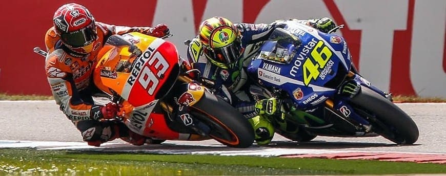 Valentino Rossi vence duelo com Marc Marquez e levanta o troféu na Holanda