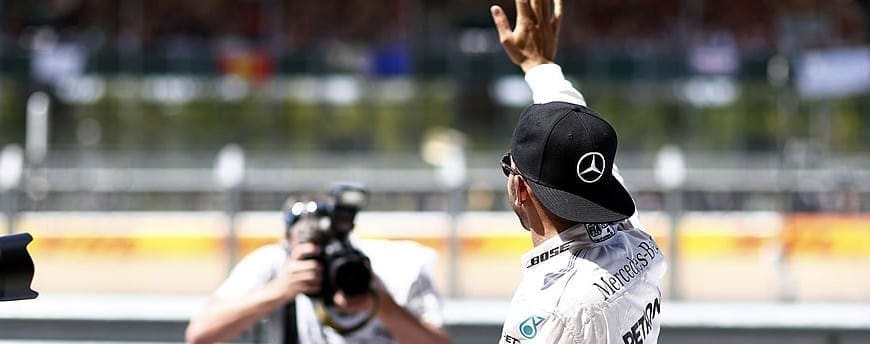 Lewis Hamilton conquista a pole em casa; Massa supera as Ferrari