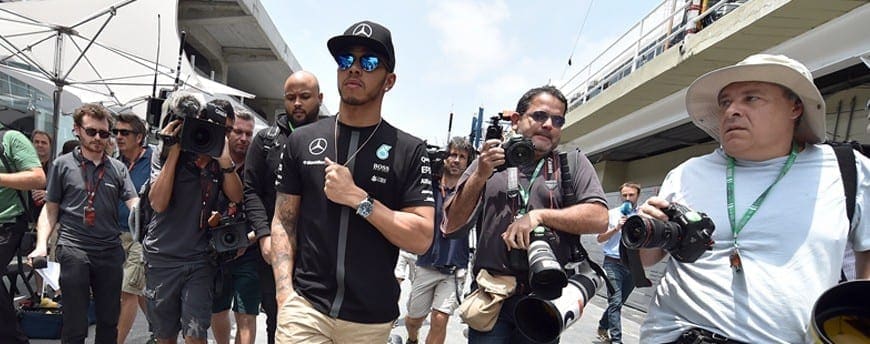 Cercado pela mídia e sem falar, Hamilton chega a Interlagos