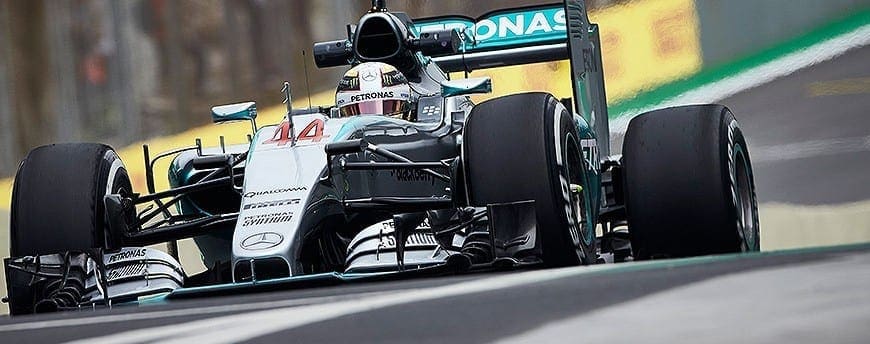 Lewis Hamilton lidera último treino livre no Brasil