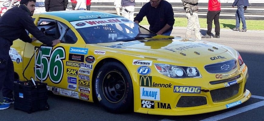 EuroNascar: Brasileiro Felipe Rabello subiu no pódio na Inglaterra neste sábado