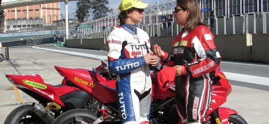 Pioneiras das pistas no país, Suzane Carvalho (macacão branco) e Cristina Rosito se reencontram após 20 anos para a disputa da 3ª etapa da SuperBike, na Copa Honda CBR-500R