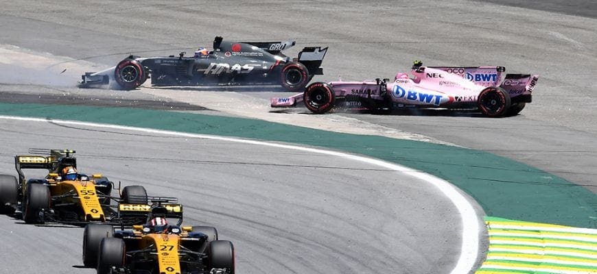 Romain Grosjean (no alto), tira Esteban Ocon da prova (Haas) - GP do Brasil