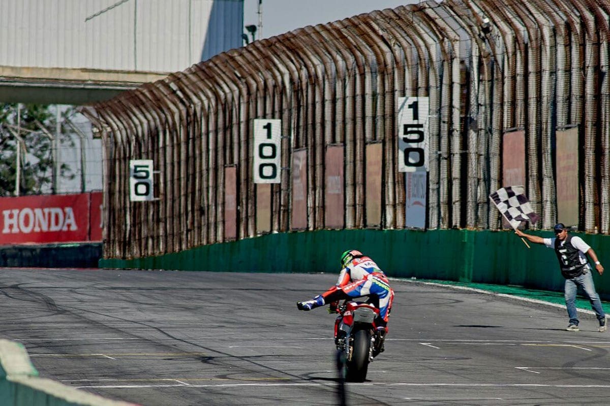 Pedro Sampaio vence principal corrida da segunda etapa do SuperBike Brasil