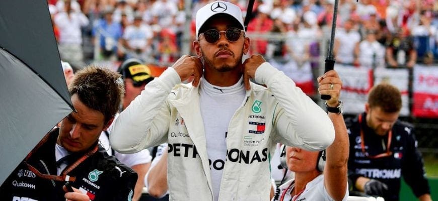 Hamilton diz que aos domingos ele está pilotando de “um modo diferente”