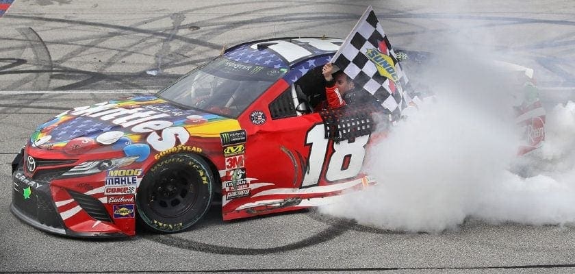 Kyle Busch vence disputa acirrada contra Larson em Chicago