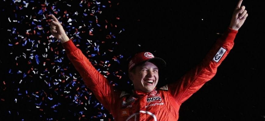 Christopher Bell conquista sua terceira vitória na Xfinity Series da NASCAR