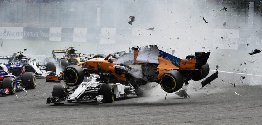 “Da última vez que isso aconteceu, Romain foi proibido de correr”, diz Alonso após acidente com Hulkenberg