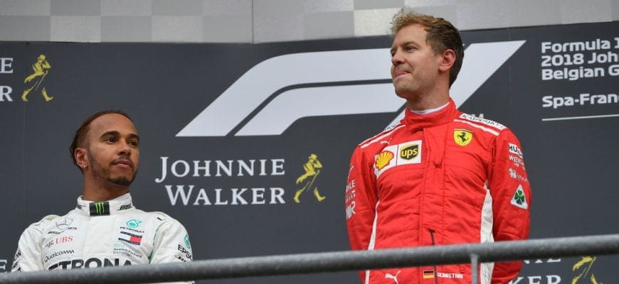 “Ele passou por mim como se eu não estivesse lá”, disse Hamilton sobre a ultrapassagem feita por Vettel