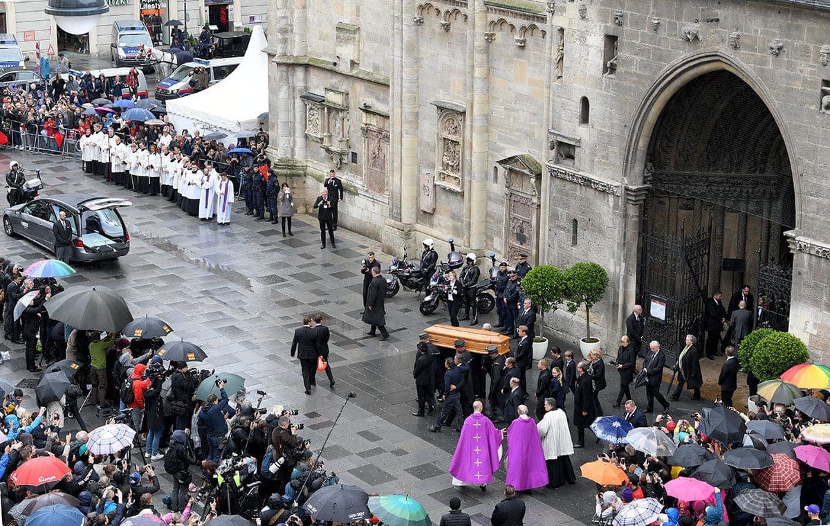 GALERIA: comunidade da F1 se despede de Niki Lauda na Catedral de Viena