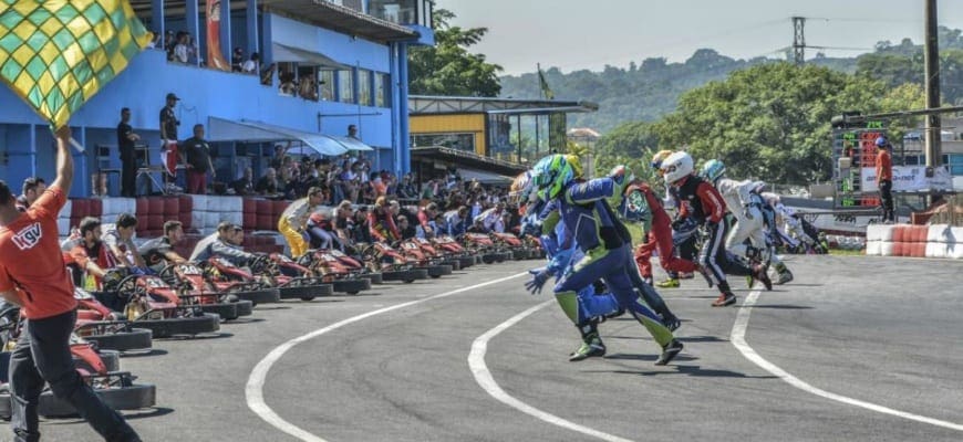 Mais de 100 pilotos disputam corrida de 6 horas de kart indoor no Kartódromo Granja Viana