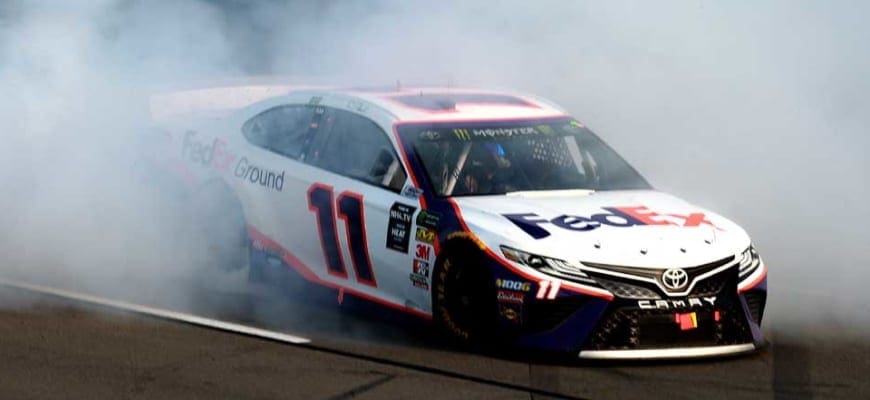 Denny Hamlin vence disputa apertada da Cup Series no oval de Pocono