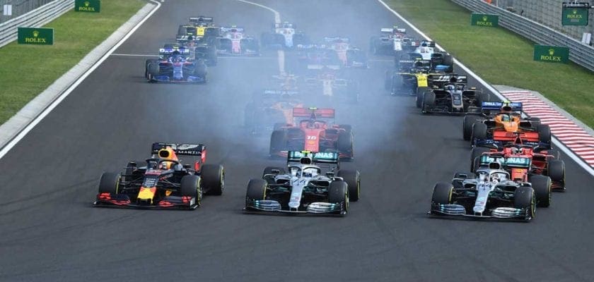 Em “dia perfeito” da Mercedes, Hamilton supera Verstappen no fim e vence na Hungria