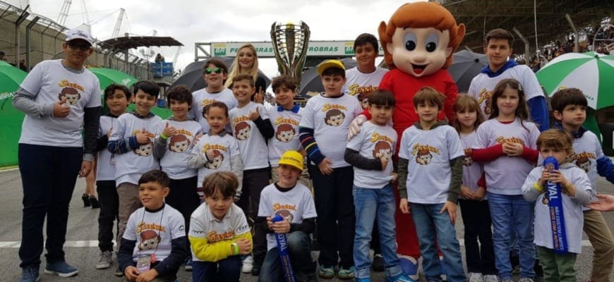 Crianças da Escola de Kart Senninha e pilotos da Stock Car prestam homenagem ao legado de Senna