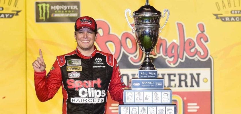 Erik Jones vence prova interrompida pela chuva em Darlington