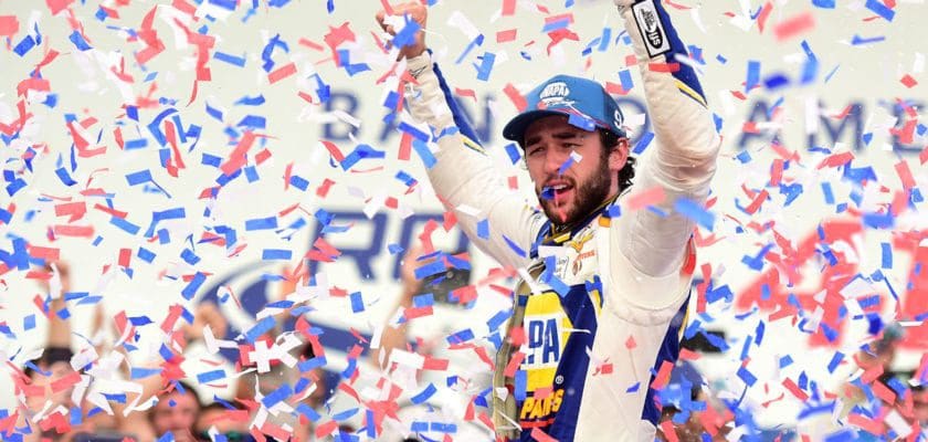 Cup Series: Chase Elliott se recupera após batida e vence na pista de Charlotte