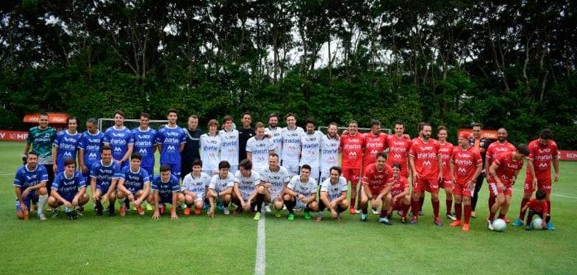 Felipe Massa e Lucas di Grassi disputam partida de futebol beneficente