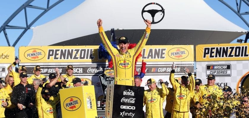 Joey Logano conquista a vitória pelo segundo ano seguido em Las Vegas