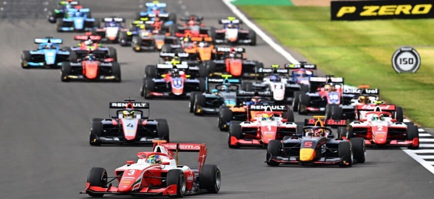 Largada - Formula 3 Championship - Round 4:Silverstone - First Race