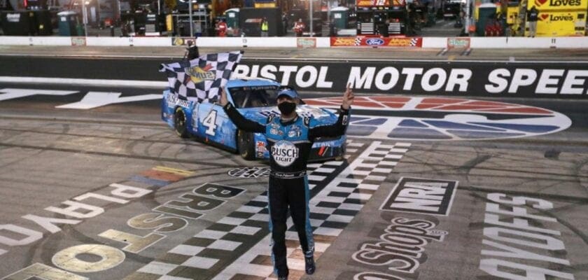 Kevin Harvick vence em Bristol e continua na liderança nos playoffs