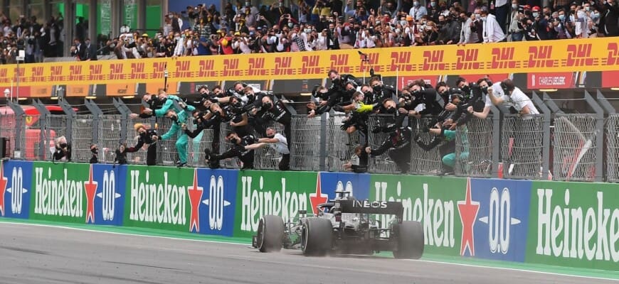 Lewis Hamilton, bandeirada - GP de Portugal F1 2020