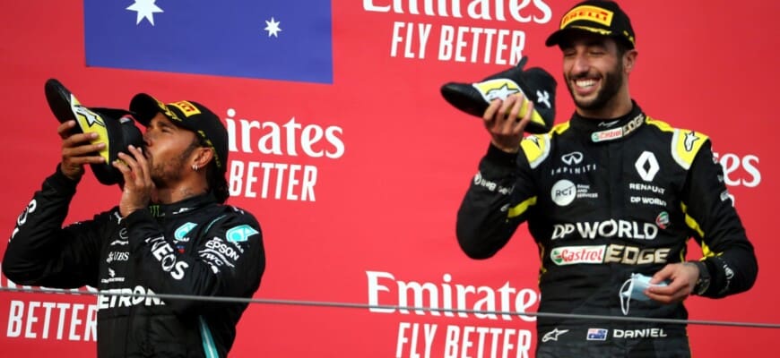 Hamilton vence em Ímola e Mercedes garante o título na F1