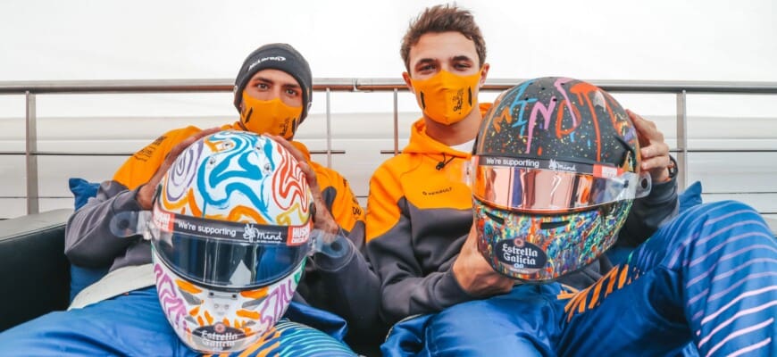 Lando Norris e Carlos Sainz com capacetes em homenagem ao Dia Mundial da Saúde Mental