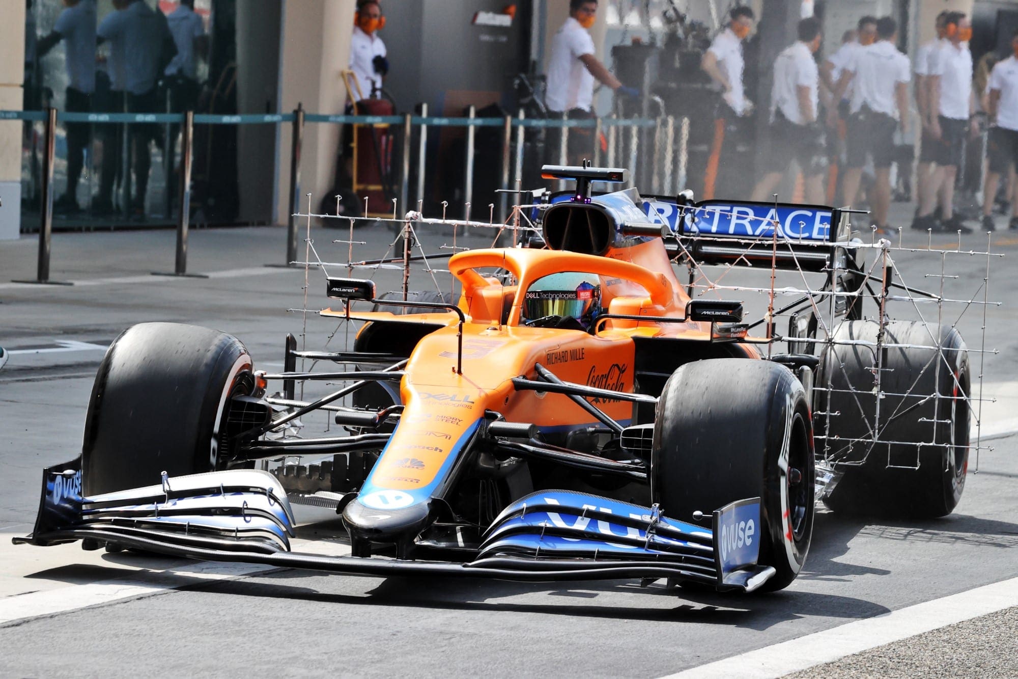 Confira as imagens do primeiro dia de testes da F1 no Bahrein