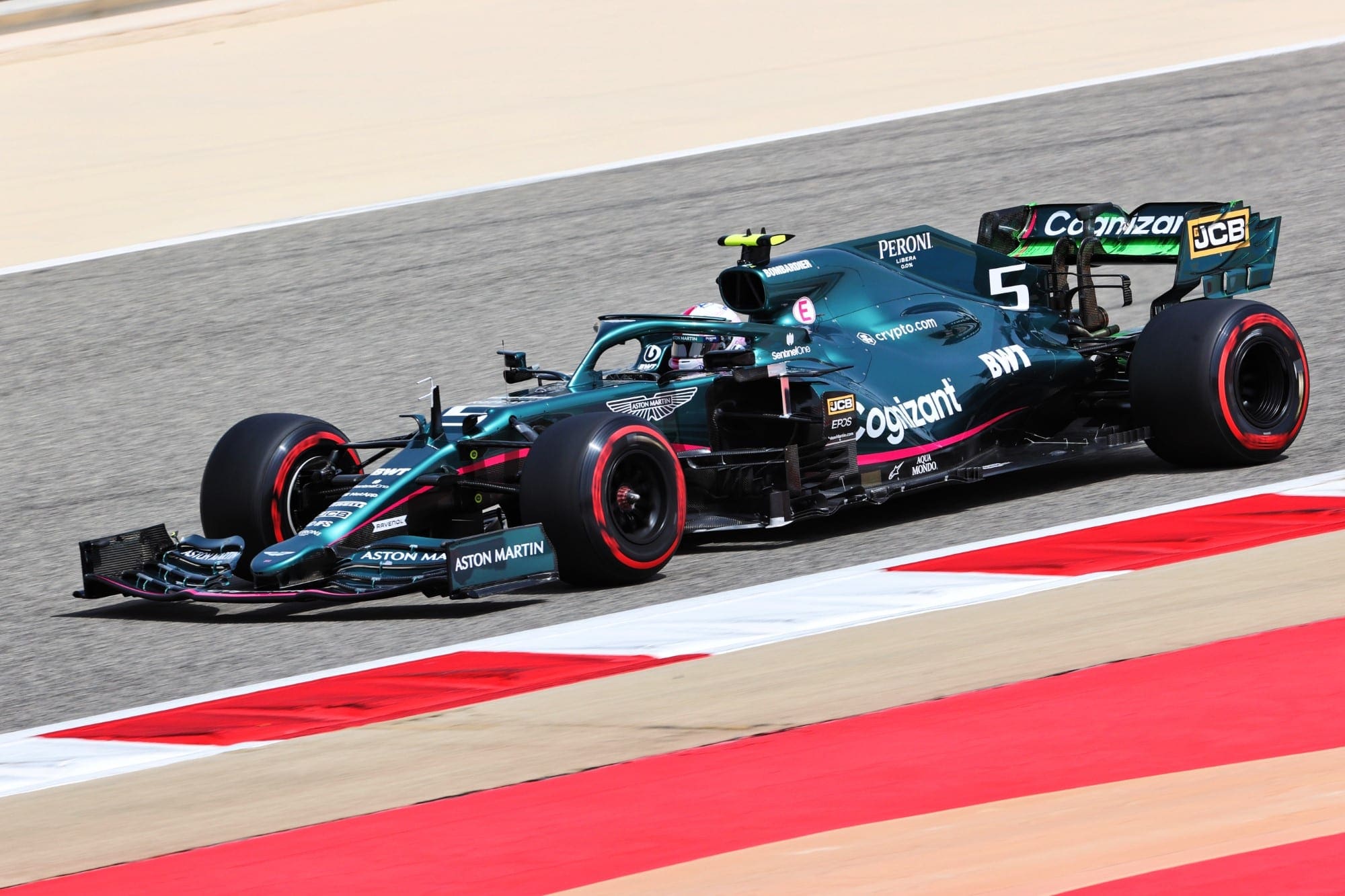 Confira as imagens do primeiro dia de testes da F1 no Bahrein