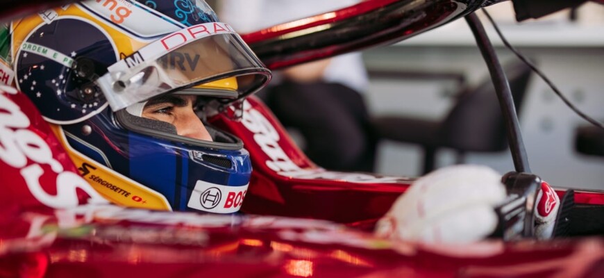 Sergio Sette Câmara dentro do carro para o eprix de Roma