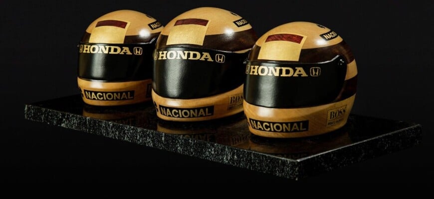 Capacetes do tricampeonato de Ayrton Senna são lembrados em obra de arte