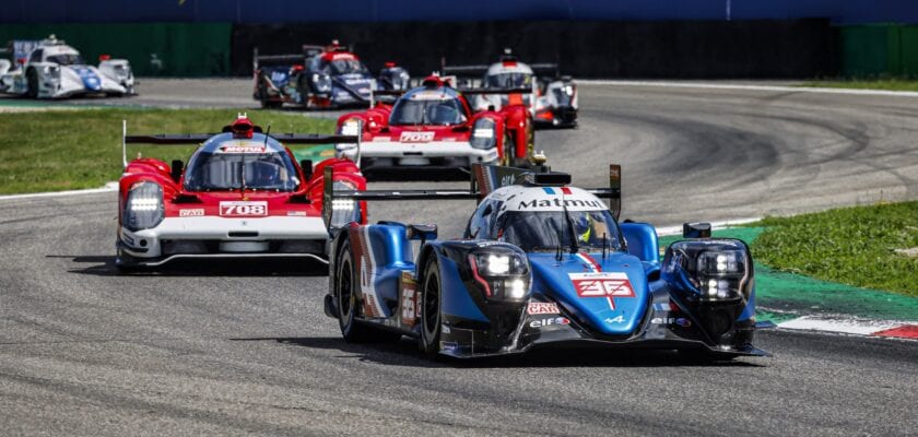 O Alpine de André Negrão lidera pelotão em Monza.