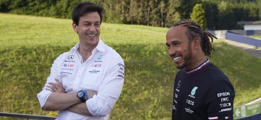 Toto Wolff e Lewis Hamilton