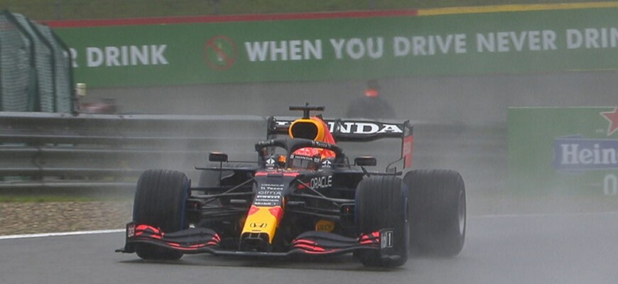 Verstappen vence GP da Bélgica atrás de safety-car por forte chuva. Russell é 2º