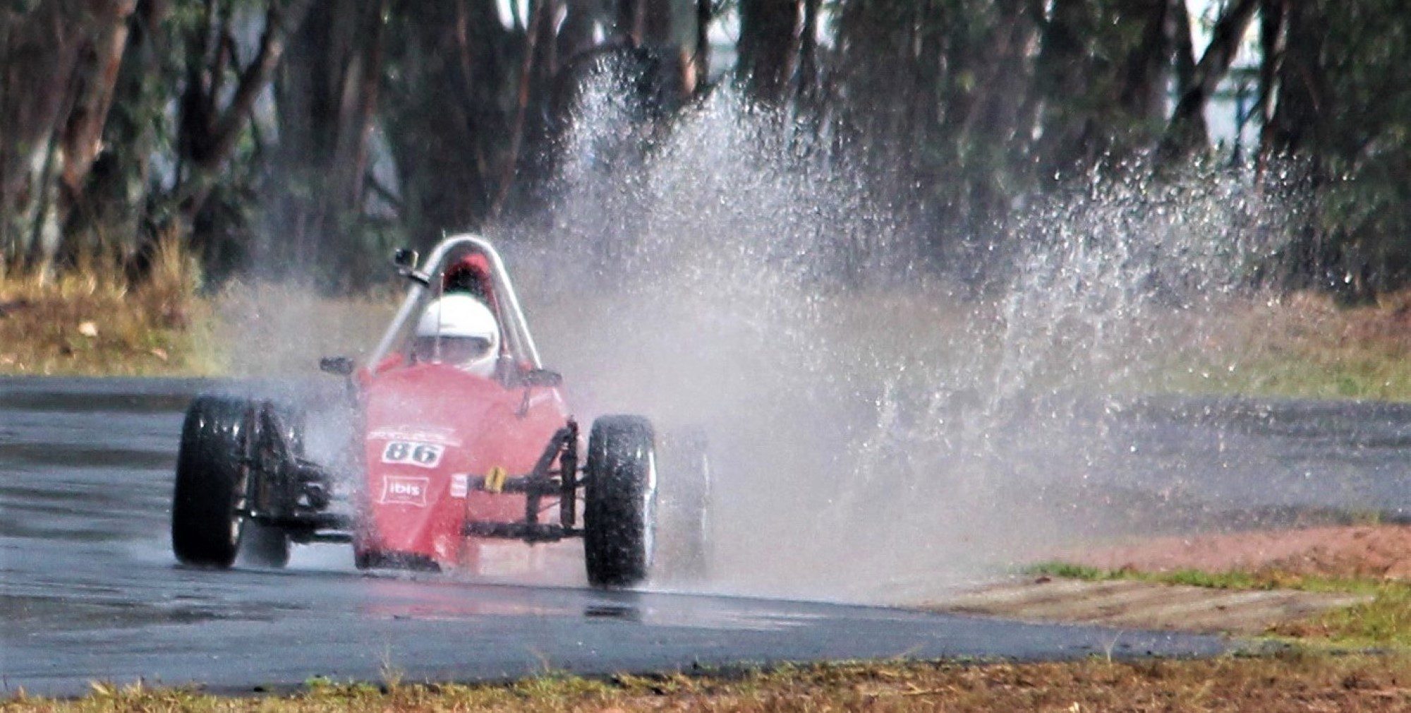 O piloto Fernando Domiciano (#86) passa sobre poça d’água após o temporal que atingiu o ECPA, em Piracicaba, na segunda etapa da FVee Open