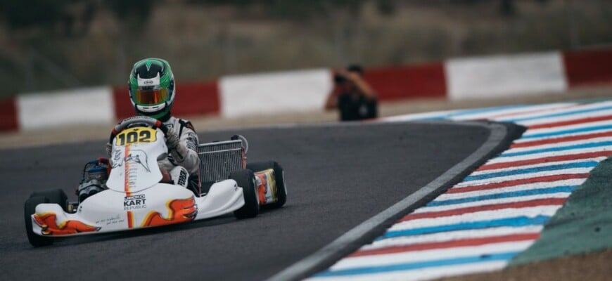 Matheus Ferreira larga na pole position em duas baterias classificatórias do Mundial de Kart