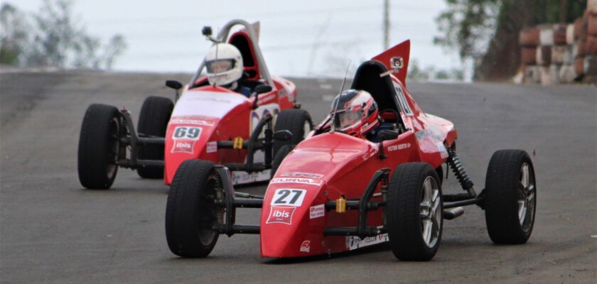 Victor Berto (#27), do portal F1 Mania, no duelo com Bruno Caravaggi (#69), na segunda etapa da Fórmula Vee Open, no ECPA, em Piracicaba