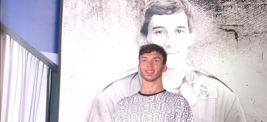 Pierre Gasly visita a exposição “Eu, Ayrton Senna da Silva” no Shopping VillaLobos