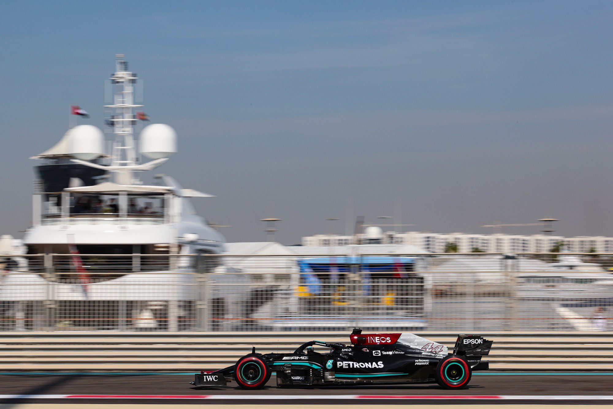 Hamilton lidera el segundo entrenamiento de F1 para decidir en Abu Dhabi