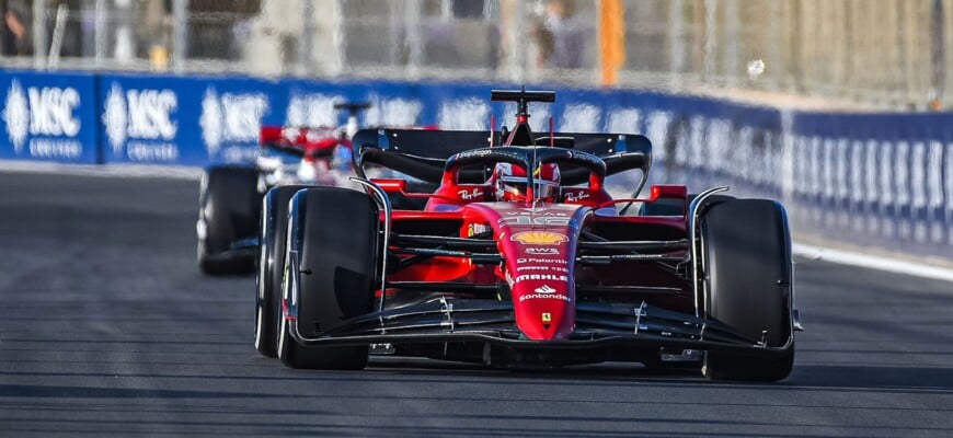 Leclerc surge nos minutos finais e lidera TL1 do GP da Arábia Saudita da F1