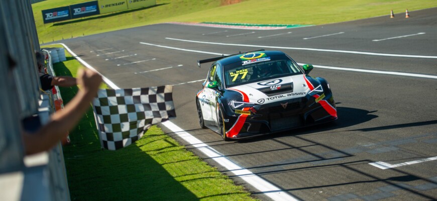 TCR South America abre temporada com vitórias de Reis e Pezzini