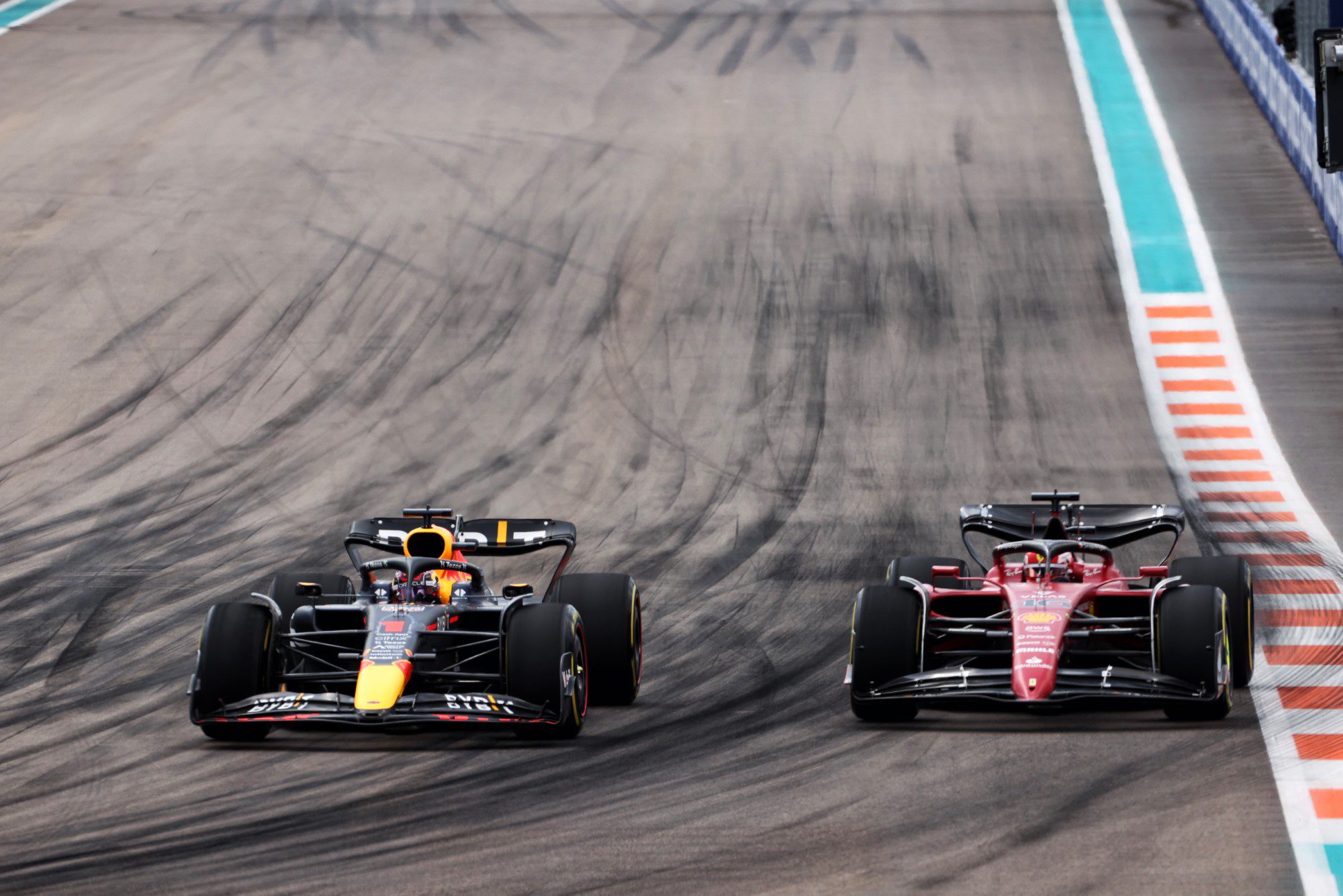 Ferrari f1 na pista fórmula 1 de corridas de carros esportivos na pista de  corrida ai generated