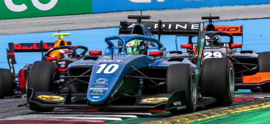 Caio Collet sobe no pódio em segundo lugar na Sprint Race da FIA F3 na Áustria